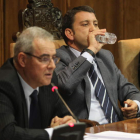 El alcalde, bebiendo agua junto al teniente de alcalde, Juan Elicio Fierro, ayer en el Pleno.