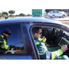 Agentes apostados en una carretera nacional durante un control de velocidad