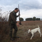 Un cazador junto a su perro que le trae una pieza. JESÚS F. SALVADORES