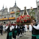 La procesión del Día del Bierzo del año pasado, cuando la ofrenda la realizó el municipio de Fabero