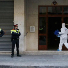 Fachada del edificio, en Reus, donde un hombre ha matado presuntamente a una mujer y se ha lanzado al vacío.