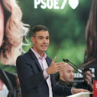 Pedro Sánchez, ayer en Vitoria, en la presentación de la candidata del PSE-EE a diputada general de Álava, Cristina González. L. RICO
