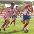 Deportiva y Atlético Bembibre jugaron un partido sin concesiones en el estadio de La Devesa. SDP