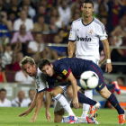 Coentrao lucha el balón con el argentino Leo Messi, junto a Cristiano Ronaldo, durante el partido de ida de la Supercopa de España.