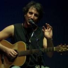 El cantautor navarro Pablo Líquido llega esta noche con su música al Gran Café
