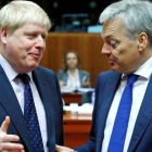 Johnson (izquierda) junto a su colega belga Didier Reynders, en Bruselas, este lunes.