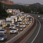 Circulación de coches y camiones en lAP-7 dirección Tarragona.