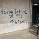 Grafiti contra la empresa española Repsol en un edificio de Buenos Aires.