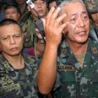 El general Nelson Allaga (dcha) da explicaciones de la situación creada
