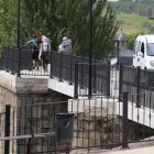 Aunque el puente se mantiene abierto a la circulación, aún quedan los bolardos y las señales de tráfico por colocar.