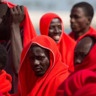 Un grupo de personas rescatadas de una patera llega al puerto de Málaga, el pasado abril.