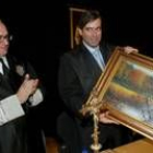 A Enrique López, en foto de archivo recogiendo un cuadro en Ponferrada, es fácil verlo en el Bierzo