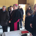 El obispo inaugura el albergue municipal de peregrinos. A.V.