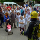 Un bombero conversa con los sanitarios y los pacientes, en el simulacro realizado ayer.
