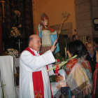 El párroco de Campo durante la bendición de las velas.