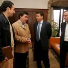 Pedro Aller y José Manuel Vidal ayer en su reunión con Riesco y Martínez