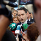 Teodoro García Egea asistió a la toma de posesión del presidente de la Diputación de Alicante. MORELL