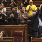 GEl grupo Unidos Podemos celebra la derogación del decreto de la estiba y saluda a los estibadores presentes en el Congreso.