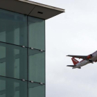Un avión despega del aeropuerto de El Prat.