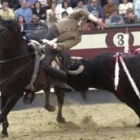 El rejoneador Álvaro Montes coloca una banderilla al toro al que cortó una oreja