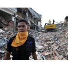 Un policía indonesio ante los escombros del hotel Ambacang, en la ciudad de Padang.