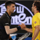 Djokovic recibe la felicitación de Ramos tras su partido de tercera ronda en Melbourne.