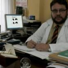 El doctor Pablo García en su consulta de la Clínica Médica Capilar, situada en la calle Santa Clara