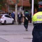 Un agente de los Mossos ante el IES Icària durante la consulta del 9-N