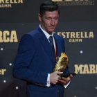 El delantero polaco del FC Barcelona Robert Lewandowski posa con la Bota de Oro. ALEJANDRO GARCIA