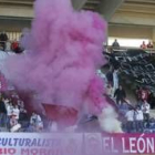 Las peñas de la Cultural celebran con humo del color de la bandera de León la actuación del equipo