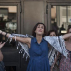 Juana Rivas saluda a sus amigos y simpatizantes al salir del juzgado de Granada