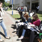 Un grupo de estudiantes repasa los apuntes minutos antes empezar la selectividad.