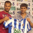 Javi Navarro, el último fichaje de la Ponferradina para esta temporada, posa con su nueva camiseta j