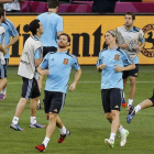 Los jugadores de la selección española se ejercitan durante el entrenamiento del equipo en Donetsk.