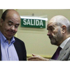 Los diputados socialistas Manuel Chaves y Gaspar Zarrías conversan, el pasado 18 de junio, durante el pleno del Congreso.