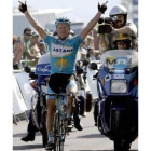 Vinokourov celebra su victoria en la novena etapa de la Vuelta a España