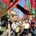 Los paños de la tradición y abriendo Murias acompañan al Cristo y a la Virgen Peregrina.
