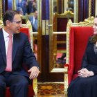 otografia cedida por la Presidencia de Peru que muestra a la actriz estadounidense Angelina Jolie  durante una reunion con el presidente de Peru  Martin Vizcarra  en Palacio de Gobierno en Lima  Peru.