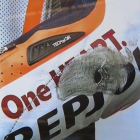 Así de quemado y agujereado quedó el codo izquierdo del mono de Marc Márquez tras apoyarse en él para salvar una caída.