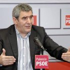 Julio Villarrubia informa en la rueda de prensa ofrecida ayer en Palencia.