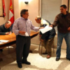 El alcalde (de pie, a la izquierda), durante la reunión sobre el coto de caza.