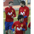 Ramos y Piqué, detrás de Silva, en uno de los entrenamientos de la selección española. KIKO HUESCA