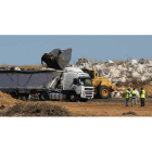 Una decena de vehículos iniciaron ayer el transporte de las 400.000 toneladas de basura acumuladas en El Busto