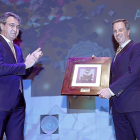 Martínez Majo entrega el premio a Ordoño Alonso. J. M. LOSTAU