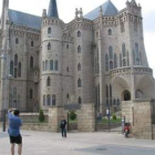 Unos turistas se fotografían frente al palacio de Gaudí en Astorga.