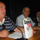 Pery Lechuga, junto al alcalde de Santa María del Páramo, durante la presentación del libro.