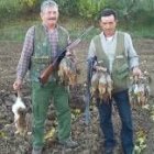 Antonio Sahelices y Pedro Bravo posan con las piezas abatidas durante el campeonato