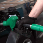 Un automovilista reposta gasolina en una estación de servicio de Castilla y León.