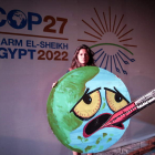 Una activista protesta por la falta de acuerdos concretos en la cumbre de Egipto. SEDAT SUNA