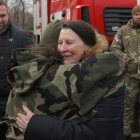 Un prisionero ucraniano se abraza a un familiar.